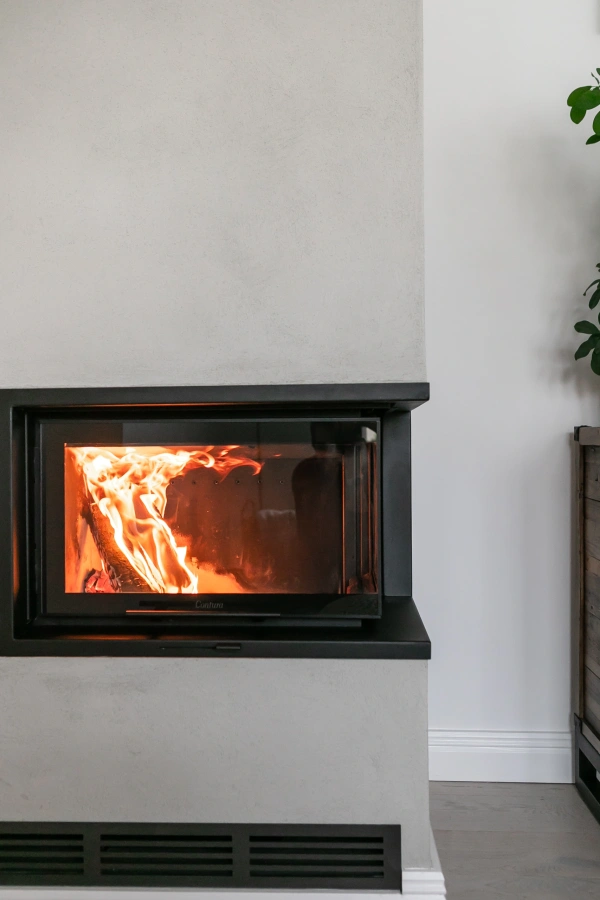 En modern inbyggd kamin med tänd eld