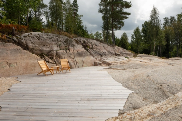 Uteplats med trädäck infällt i berghäll