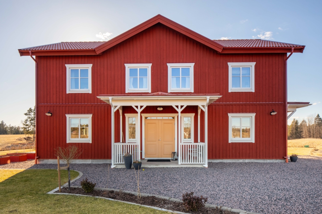 Lantligt hus ute i Tenhult, byggd av estatework